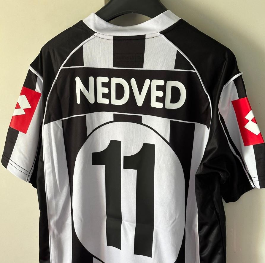 Juventus 2002/03 Home Football Shirt #11 Nedvěd