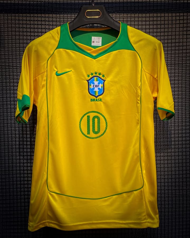 Brazil 2005-06 Home Shirt – Ronaldinho #10