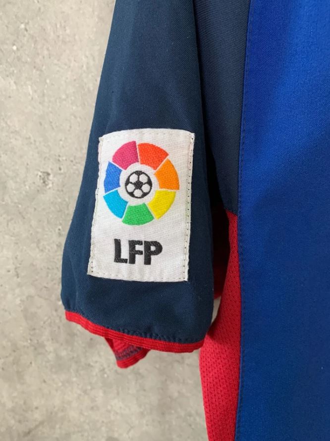 FC Barcelona 2003/04 Home Football Shirt #10 Ronaldinho | Vintage Classic | LFP Patch