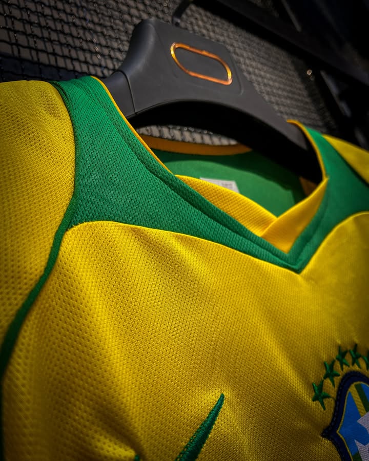 Brazil 2005-06 Home Shirt – Ronaldinho #10